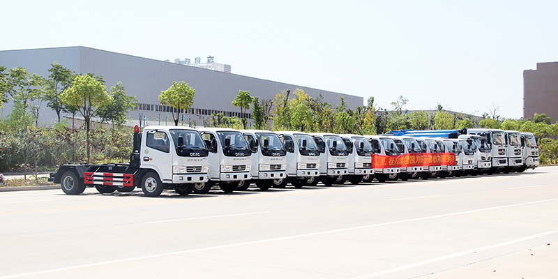 多類垃圾車(chē)準(zhǔn)備發(fā)車(chē)